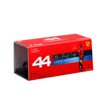 Ferrari SF-23 Test Fiorano – Modellino Diecast Scala 1:43 Lewis Hamilton con Teca Espositiva